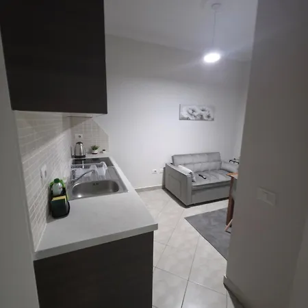 Quiet Corner Apartments, Delijorgji شقة